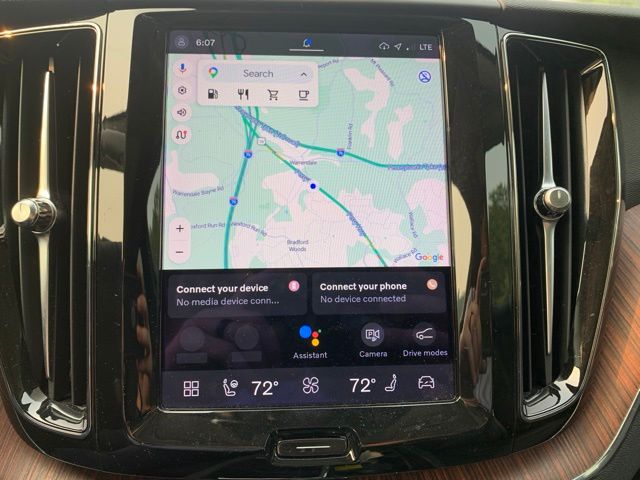 Certified Used 2023 Silver Volvo B5 Plus Dark Theme image 20