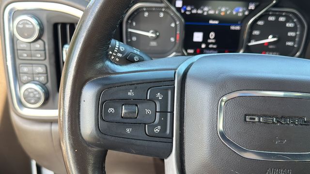 Used 2022 White GMC Denali image 24