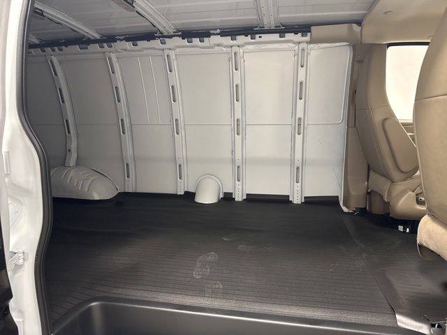 New 2026 Summit White Chevrolet Work Van image 29