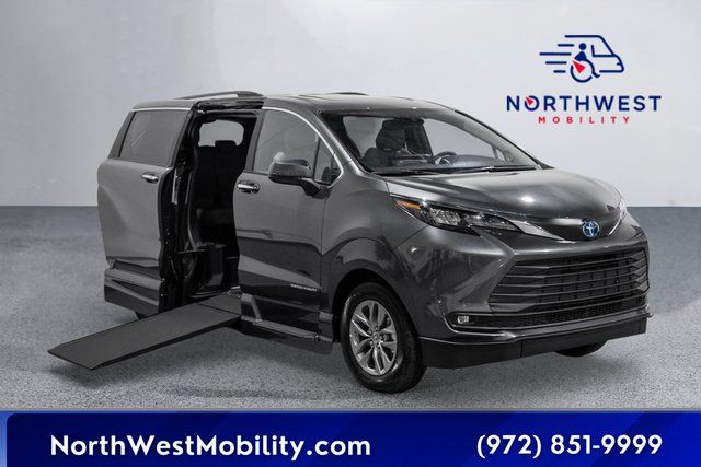 (SS267102) 2025 Toyota Sienna XLE