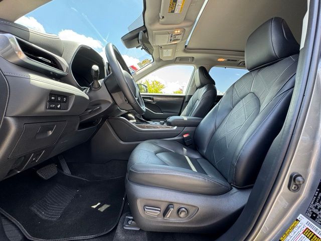 Used 2025 Toyota Highlander SUV