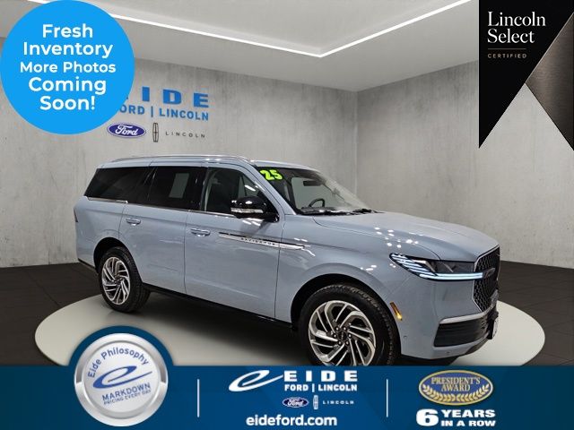 Gray Mist Metallic Tri-Coat 2025 Lincoln Navigator Reserve 4WD SUV / Crossover Four-Wheel Drive Automatic
