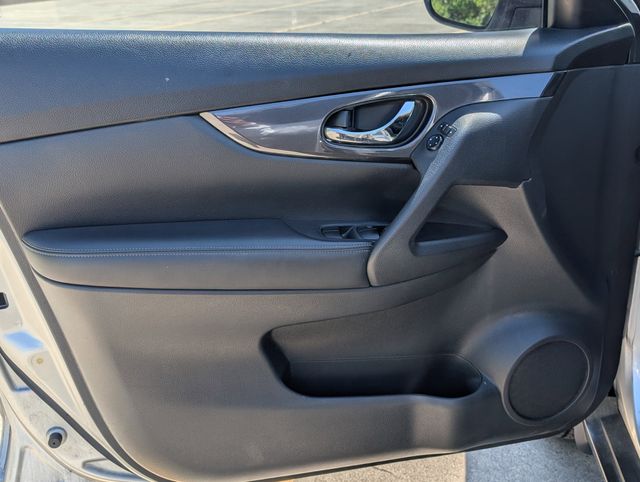 2017 Nissan Rogue SV - 9