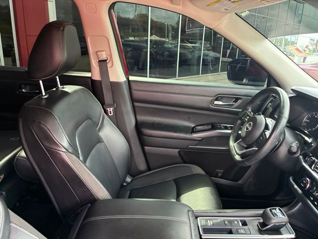 2024 Nissan Pathfinder SL - 9