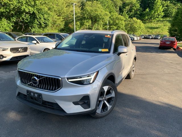 Silver Dawn Metallic 2023 Volvo XC40 B5 Plus Bright Theme AWD SUV / Crossover All-Wheel Drive Automatic