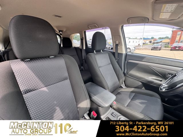 2016 Mercury Gray Metallic Mitsubishi Outlander SE 4X4 SUV