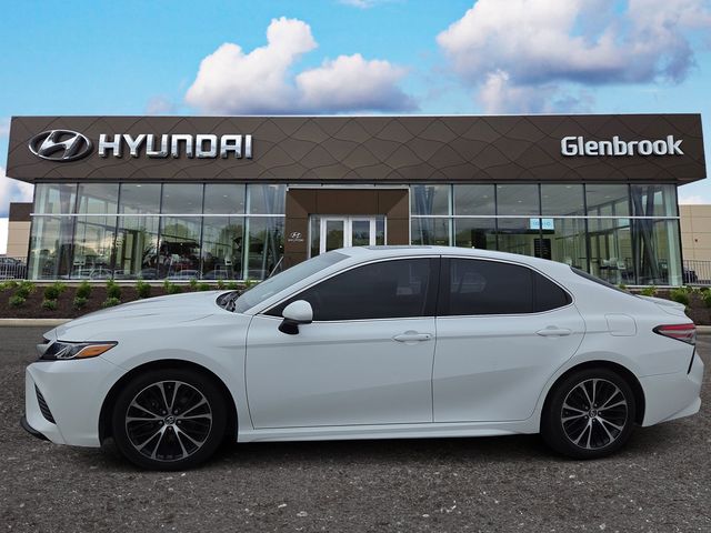 Super White 2018 Toyota Camry Sedan Front-Wheel Drive 8-Speed Automatic