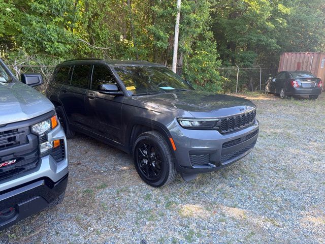 Used 2024 Gray Jeep Altitude image 7