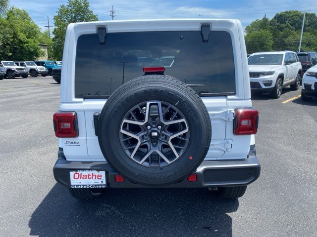 2024 Jeep Wrangler Sahara 9