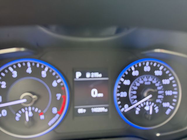 Used 2021 White Hyundai SE image 17