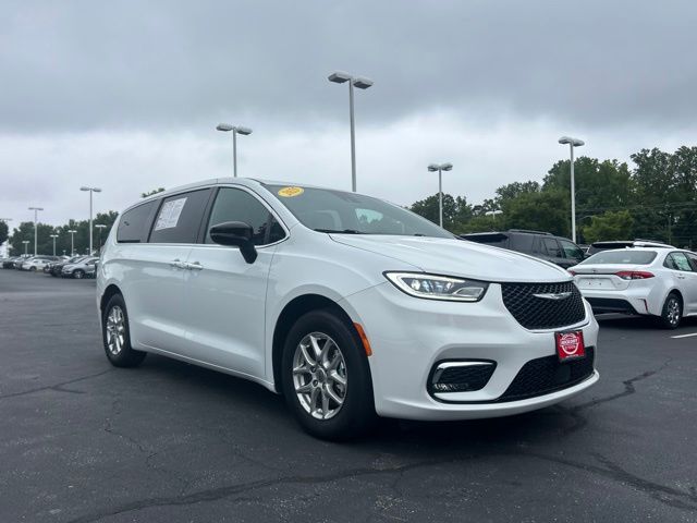 Used 2025 Chrysler Pacifica Van