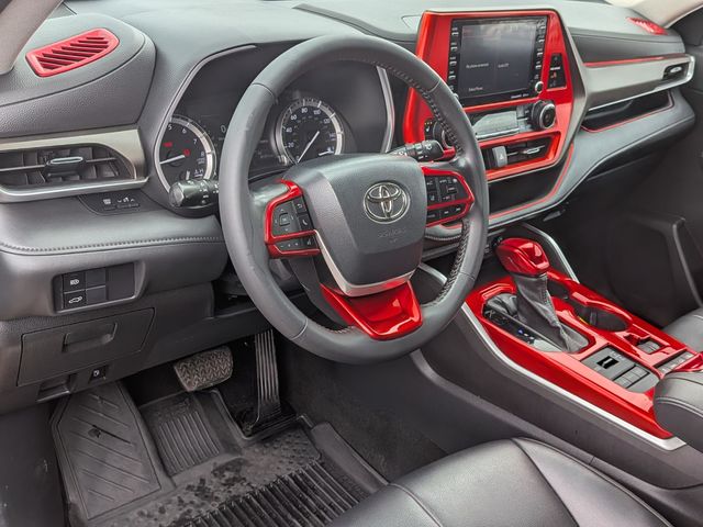 2022 Toyota Highlander - Image 11