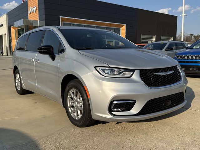2026 Chrysler Pacifica Select's photo