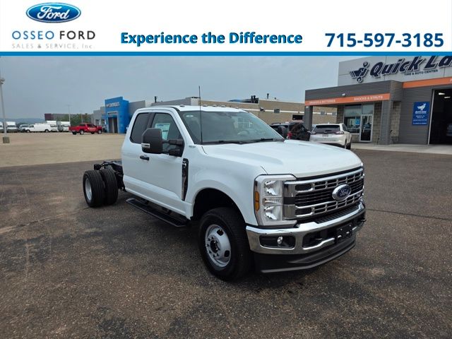 Oxford White 2025 Ford F-350 Super Duty Chassis Pickup Truck Four-Wheel Drive Automatic