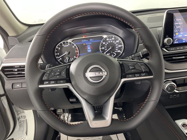 2025 Pearl White Tricoat Nissan Altima 2.5 SR FWD Sedan