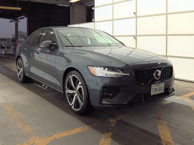 2024 Volvo S60 B5 Core Dark Theme