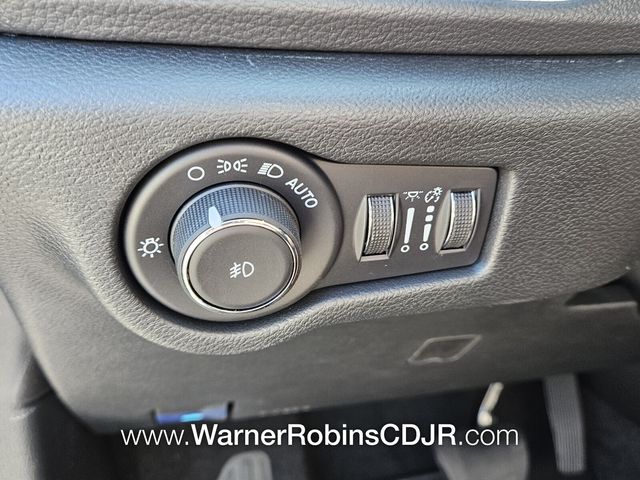 New 2026 Silver Chrysler Select image 28