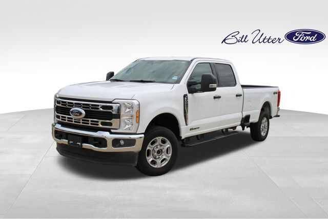 Oxford White 2026 Ford F-250 Super Duty Pickup Truck Four-Wheel Drive Automatic