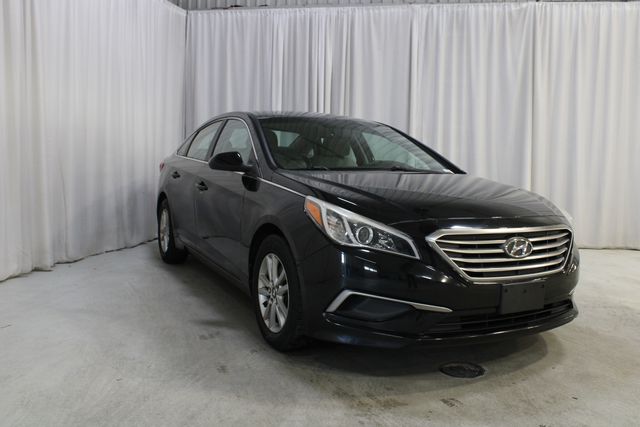 Used 2017 Black Hyundai Base image 35