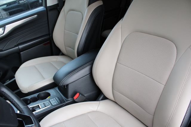 Used 2022  Ford Titanium image 6