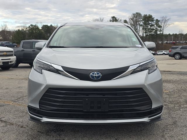 2024 Toyota Sienna LE:B02043