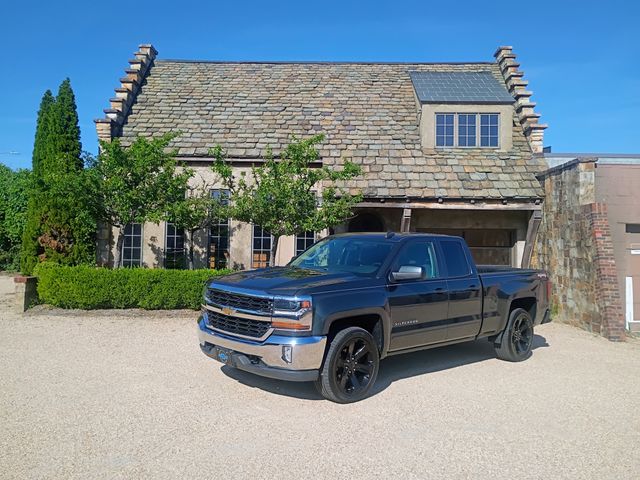 Gray (Graphite Metallic) 2017 Chevrolet Silverado 1500 LT Double Cab 4WD Pickup Truck Four-Wheel Drive 6-Speed Automatic Overdrive