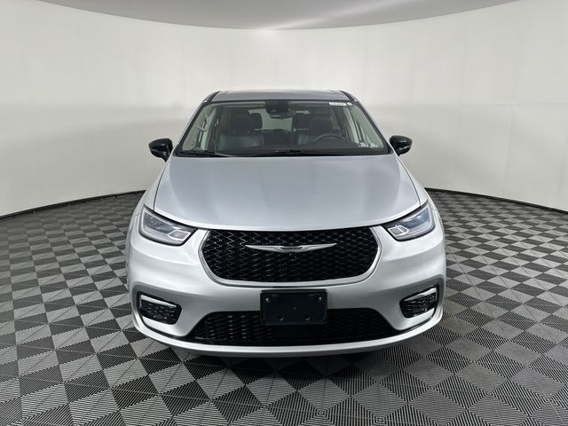 2024 Chrysler Pacifica Touring L's photo