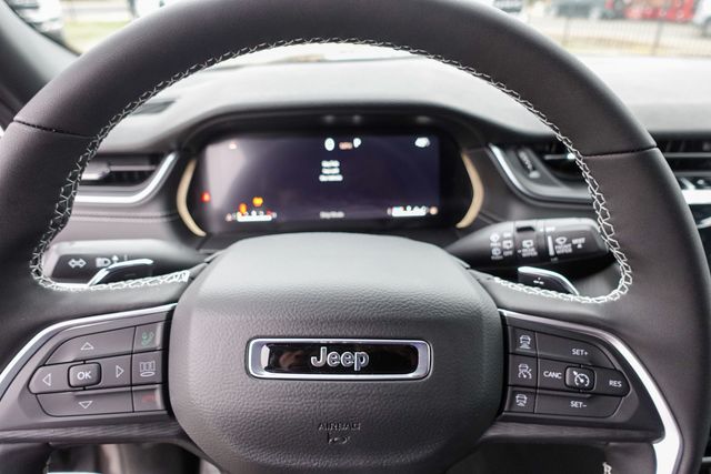 new 2025 Jeep Grand Cherokee car, priced at $40,720