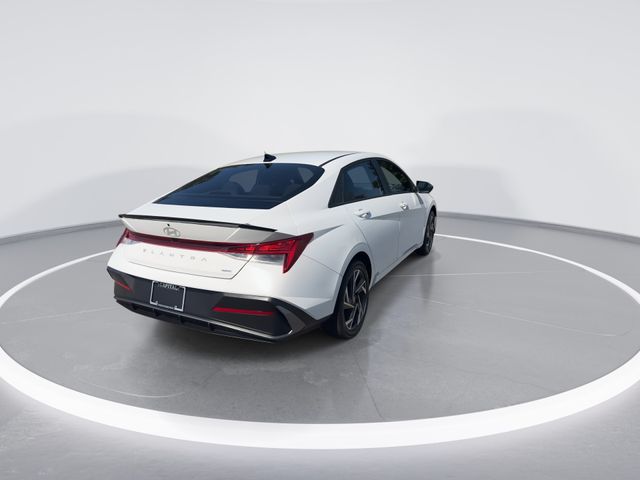 Used 2025 White Hyundai SEL Sport image 8