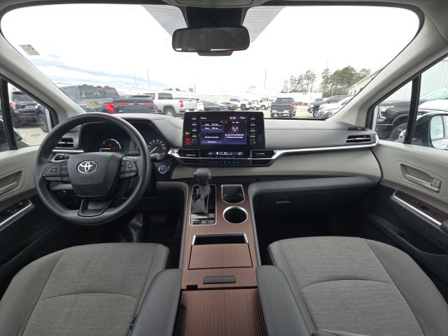 2024 Toyota Sienna LE:B02043