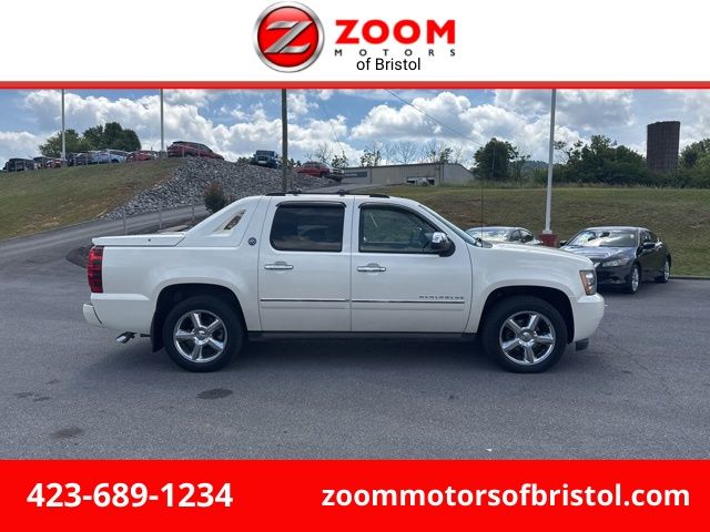 White Diamond Clearcoat 2013 Chevrolet Avalanche LTZ Black Diamond Edition 4WD Pickup Truck Four-Wheel Drive 6-Speed Automatic