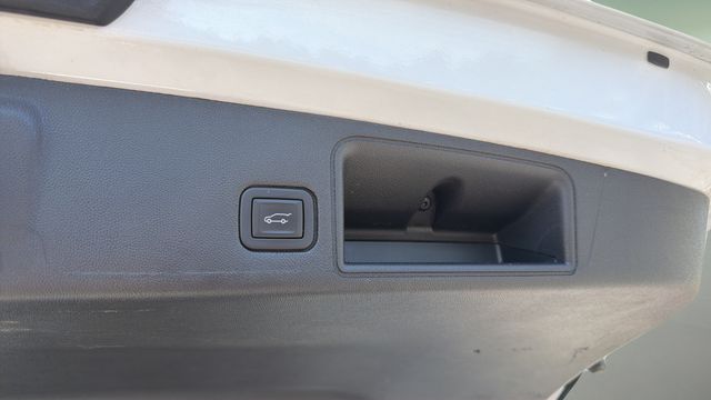 Used 2024 White GMC SLT image 34