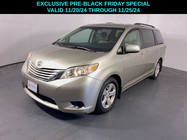 2017 Toyota Sienna LE 21