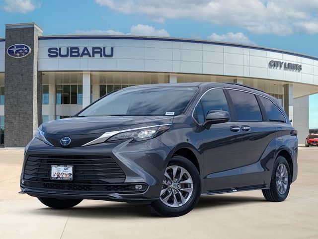 2025 Toyota Sienna XLE 7-Passenger FWD