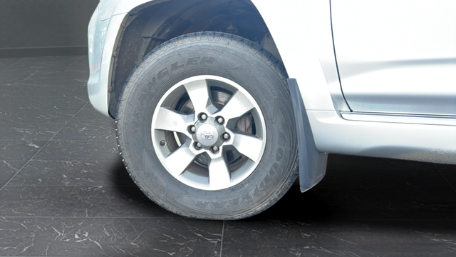 Used 2013 Classic Silver Metallic Toyota SR5 image 32