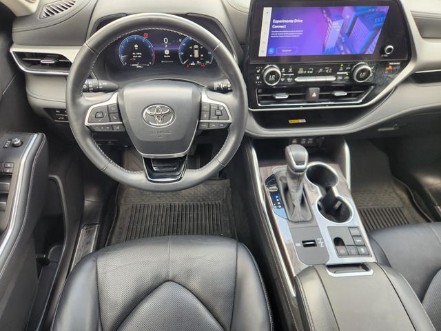 2024 Toyota Highlander Platinum  at Toyota of Victoria
