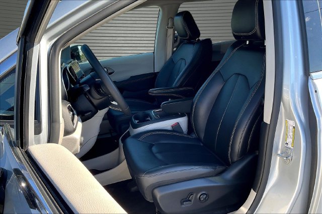 Used 2024 Chrysler Pacifica Van