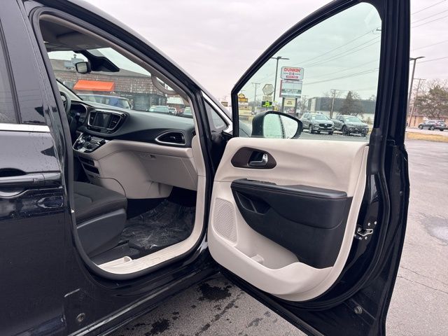 Used 2023 Black Chrysler LX image 24