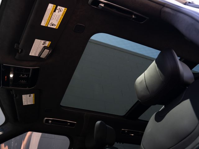Used 2025  Land Rover Autobiography image 28