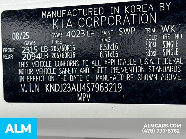 Used 2025 White Kia  image 35