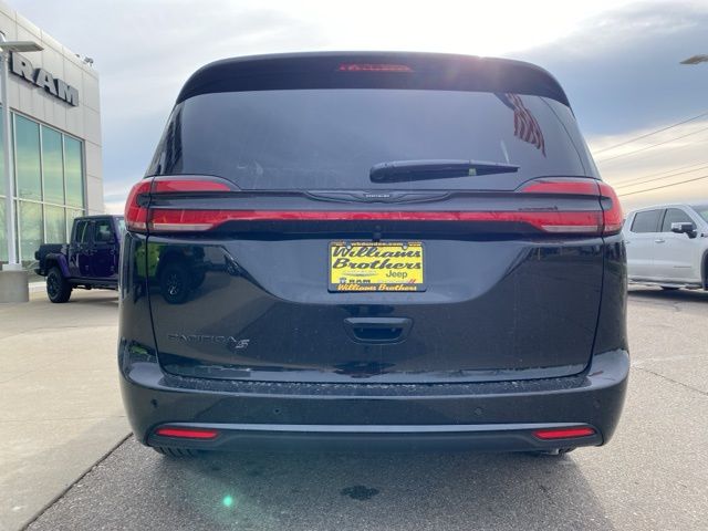 2026 Chrysler Pacifica Select - Diamond Black Crystal Pearlcoat exterior view 6