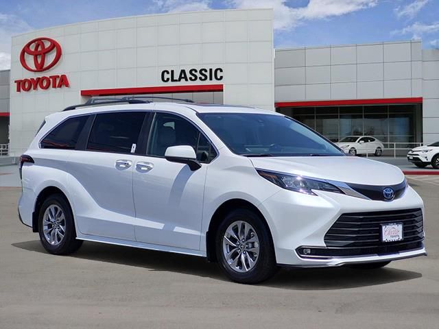 White (Wind Chill Pearl) 2025 Toyota Sienna Minivan Front-Wheel Drive Continuously Variable Transmission