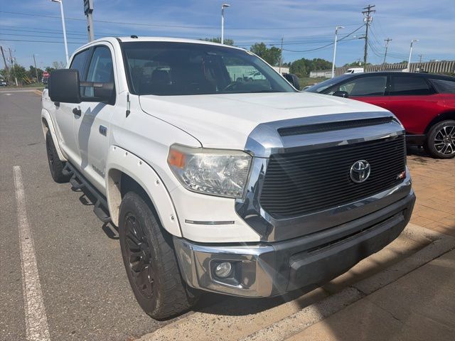 Super White 2016 Toyota Tundra SR5 CrewMax 5.7L FFV 4WD Pickup Truck Four-Wheel Drive 6-Speed Automatic Overdrive