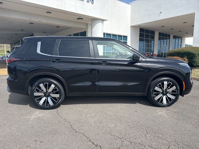 Used 2025  Mitsubishi SE image 9