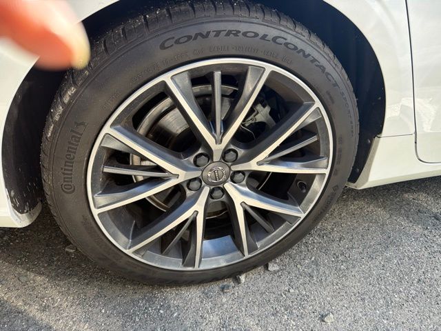 Used 2018 White Volvo T5 Momentum image 8