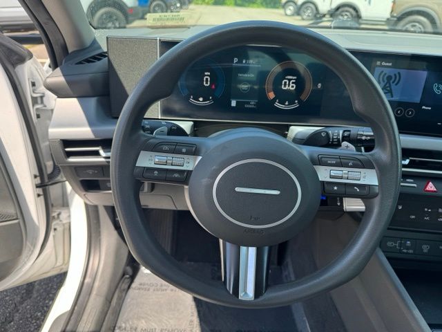 Used 2025 White Hyundai SEL image 17