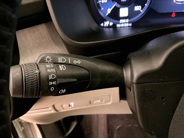 2021 Volvo XC40 T5 Inscription White at Sutliff Volkswagen