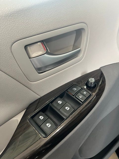 2015 Toyota Sienna XLE photo