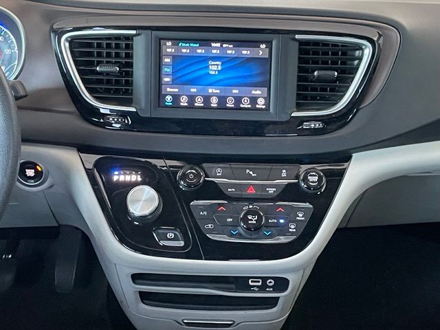 Used 2018 Granite Crystal Metallic Clearcoat Chrysler Touring Plus image 13