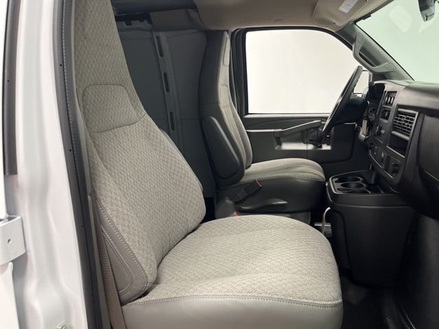 New 2026 Summit White Chevrolet Work Van image 20